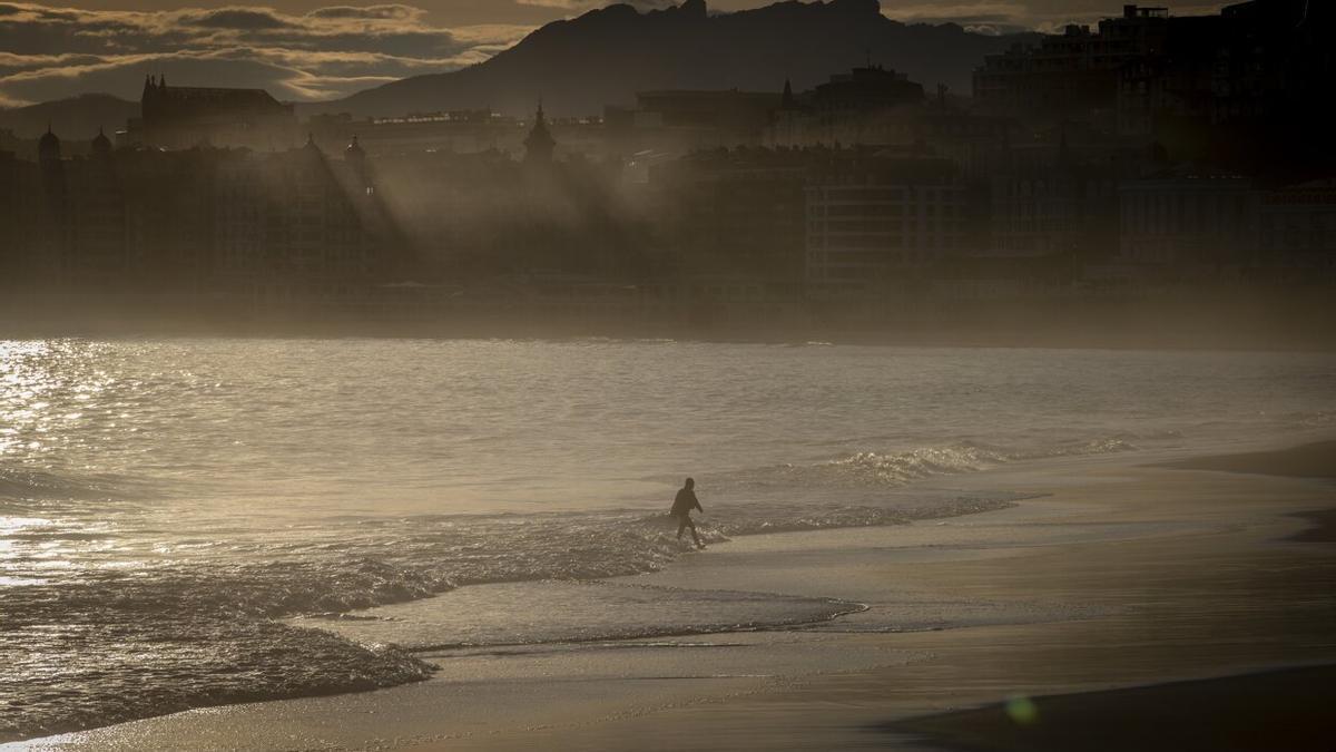 Una persona se pega un chapuzón este jueves en la bahía de La Concha