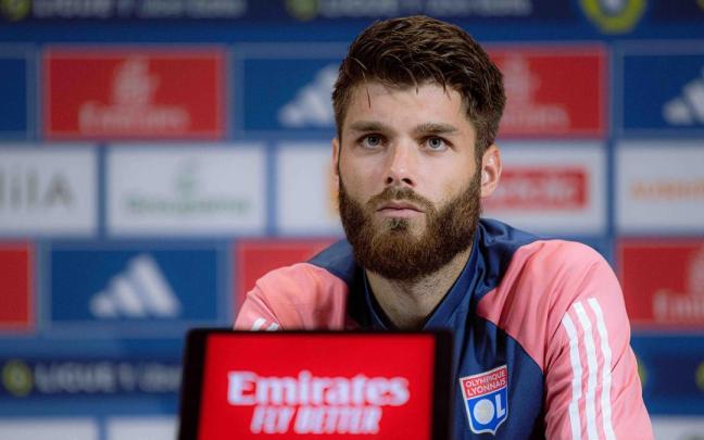 El central del Olympique de Lyon Duje Caleta Car, durante una rueda de prensa. OLYMPIQUE LYON
