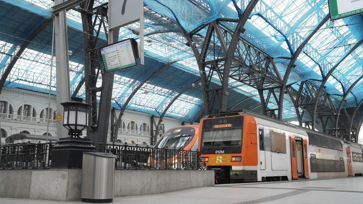 Trenes sin servicio en la Estación de Francia de Barcelona.