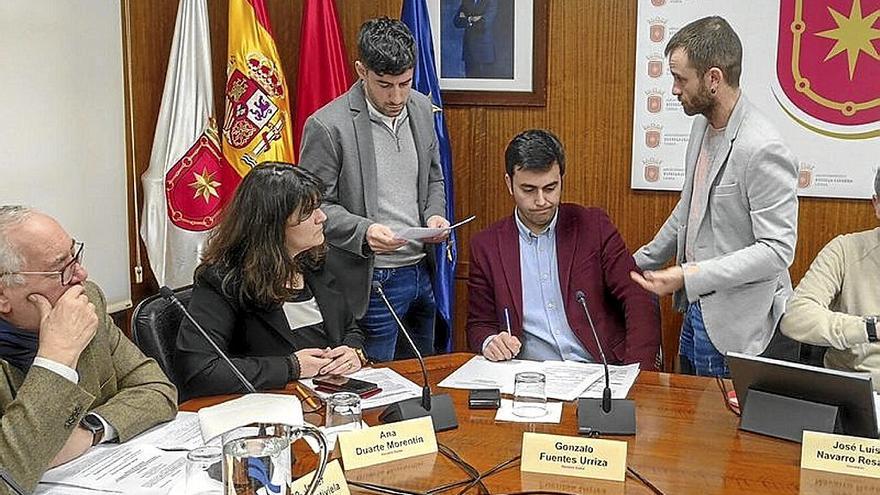 El alcalde, Koldo Leoz (derecha), se dirige a la oposición ayer en el pleno.