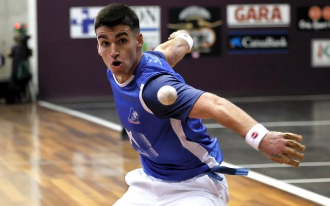 Debut de Ander Murua en el campo profesional de la mano de Aspe en el frontón Uarkape de Arrasate.