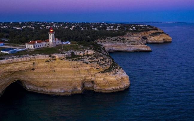 El faro de San Vicente en el Parque Natural Marino de Recife do Algarve-Pedra do Valado.