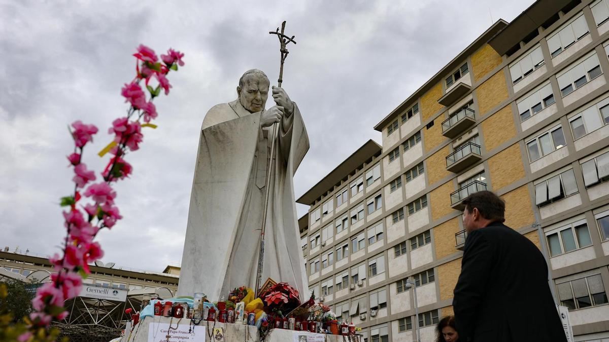 La estatua de Juan Pablo II en el hospital Gemelli de Roma, llena de mensajes de apoyo al papa Francisco.