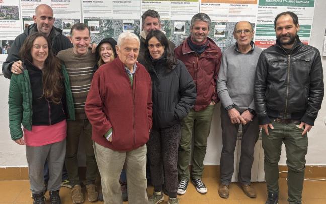 Auzo Elkarteko Jai Batzordea osatzen duten kide batzuk, bilera baten aurretik.