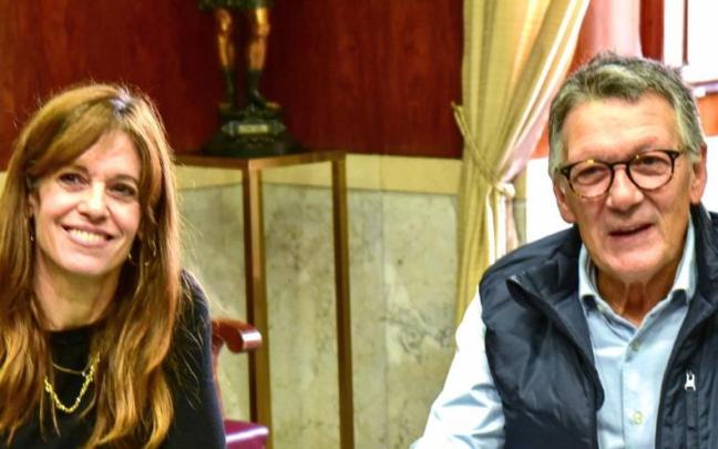 Maider Etxebarria y Javier Riaño en la firma del acuerdo.