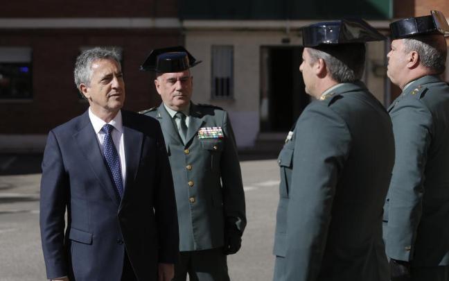 Leonardo Marcos (i) junto a varios agentes.