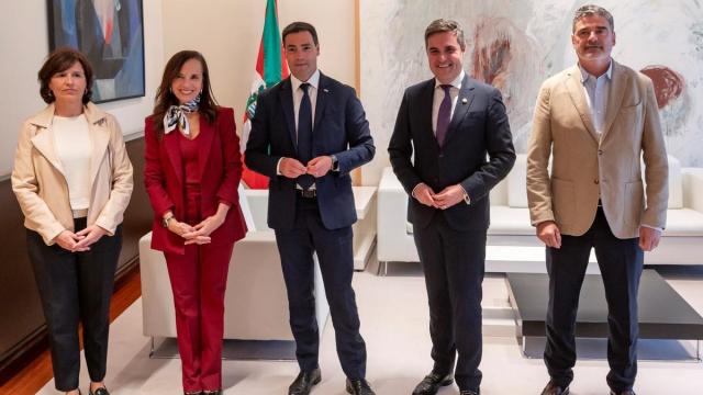 La presidenta de Redeia, empresa matriz de Red Eléctrica, Beatriz Corredor, y el Lehendakari, Imanol Pradales.