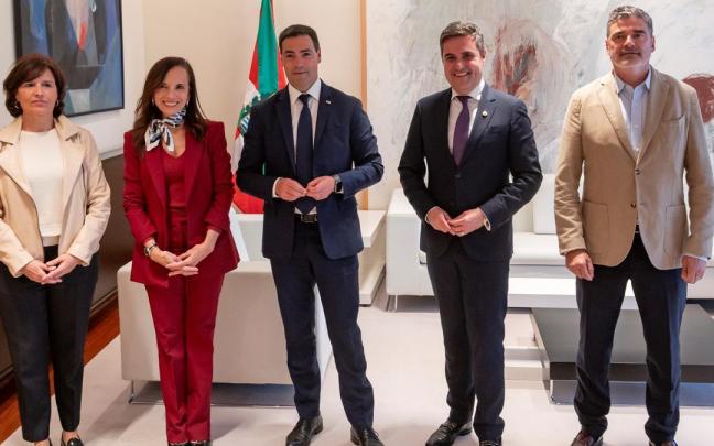 La presidenta de Redeia, empresa matriz de Red Eléctrica, Beatriz Corredor, y el Lehendakari, Imanol Pradales.
