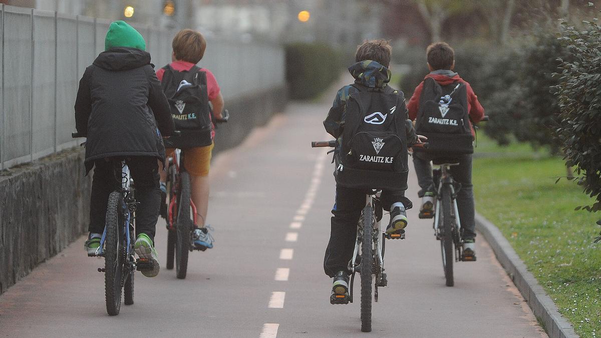 Zarauztarras yendo en bicicleta por el bidegorri.