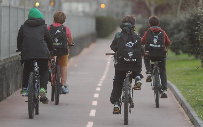 Zarauztarras yendo en bicicleta por el bidegorri.