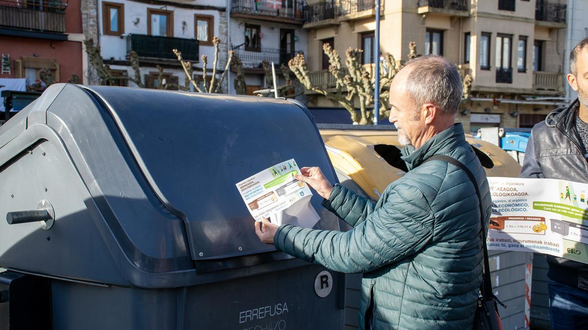 Un miembro del Consejo Asesor coloca una pegatina informativa.