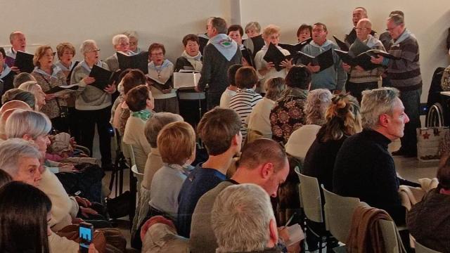 El coro de Basotxo durante una actuación.