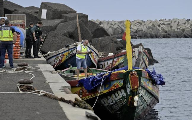 Arriban 159 inmigrantes a bordo de un cayuco localizado a 8 millas de El Hierro
