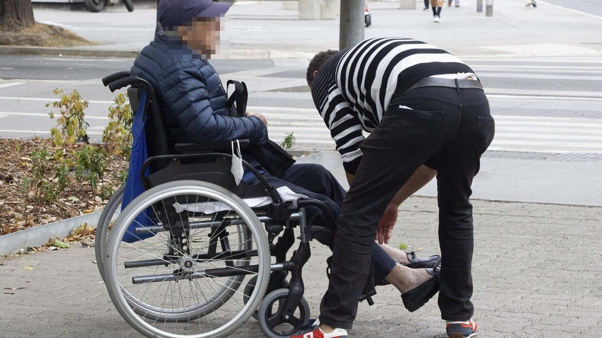 Un cuidador atiende a una persona mayor en Gasteiz.
