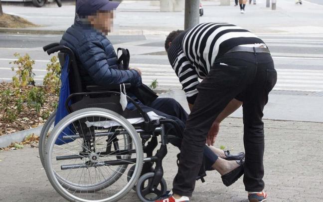 Un cuidador atiende a una persona mayor en Gasteiz. Un cuidador atiende a una persona mayor en Gasteiz.
