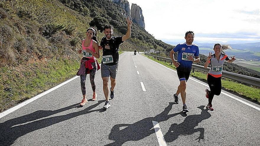 Dos participantes de la carrera absoluta posan durante la subida.