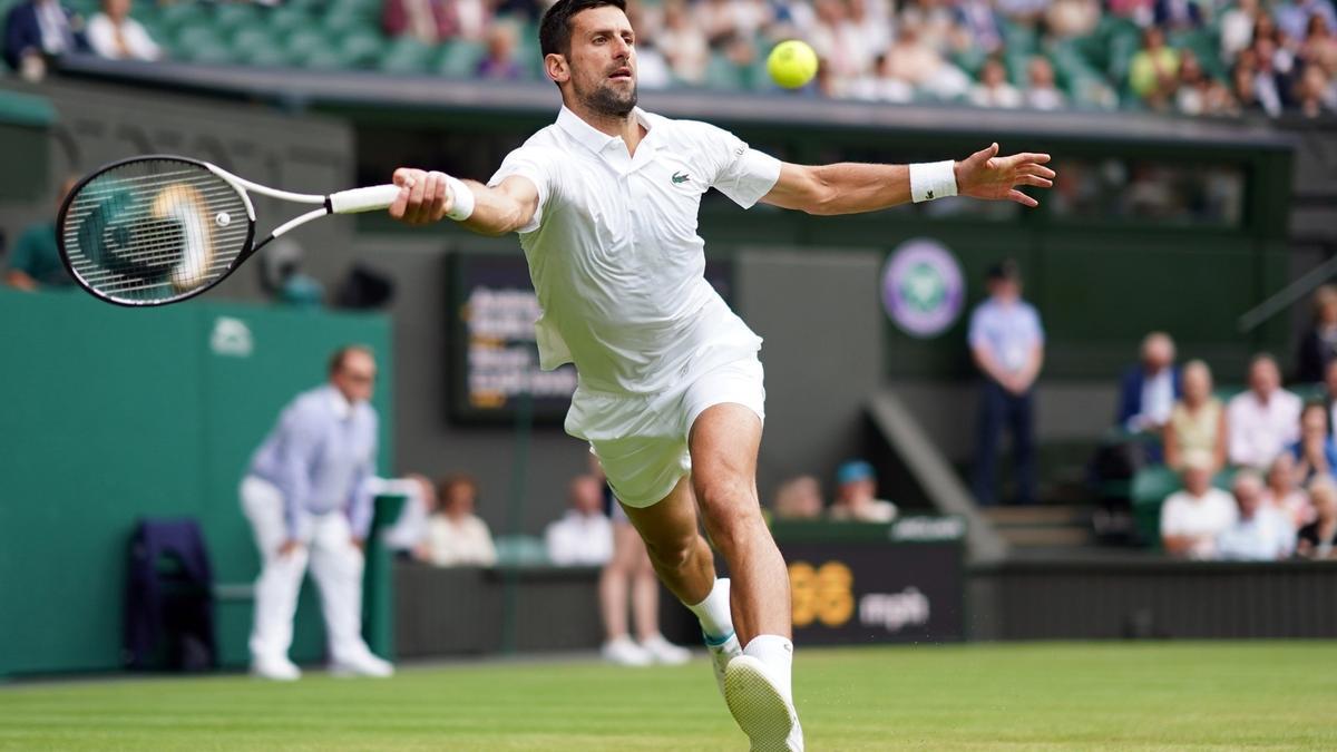 Novak Djokovic, durante el encuentro de ayer de cuartos de final de Wimbledon ante el ruso Andrey Rublev.