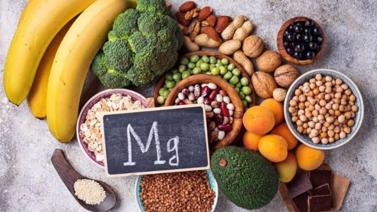 El magnesio se encuentra en alimentos como frutos secos, legumbres, cereales integrales, vegetales de hoja verde y cacao.