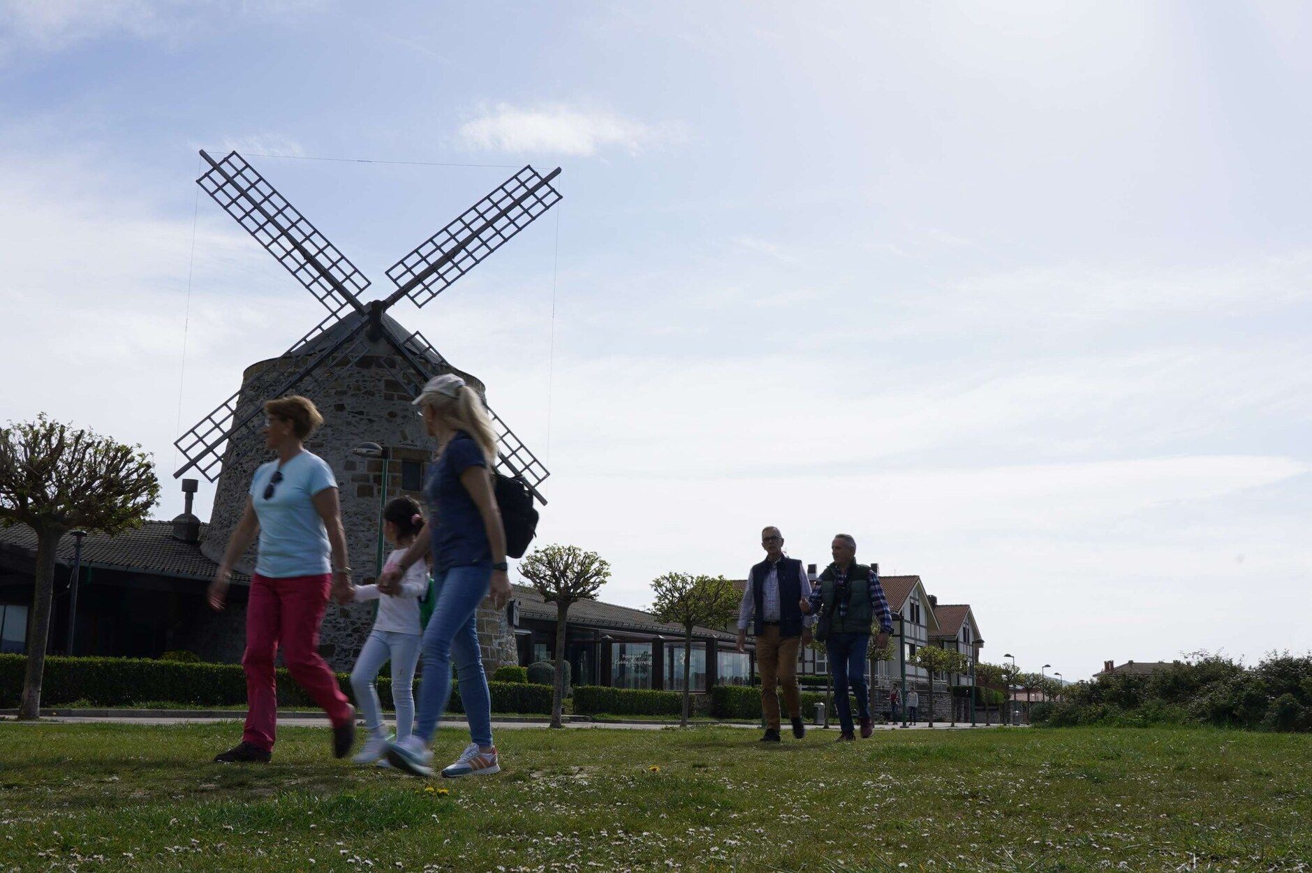 Gente paseando por Getxo cerca del molino de Aixerrota.
