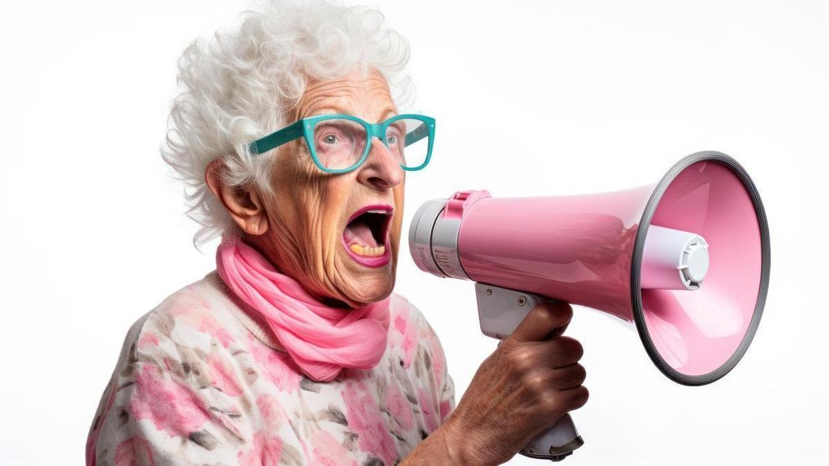 Una señora grita a través de un megáfono.