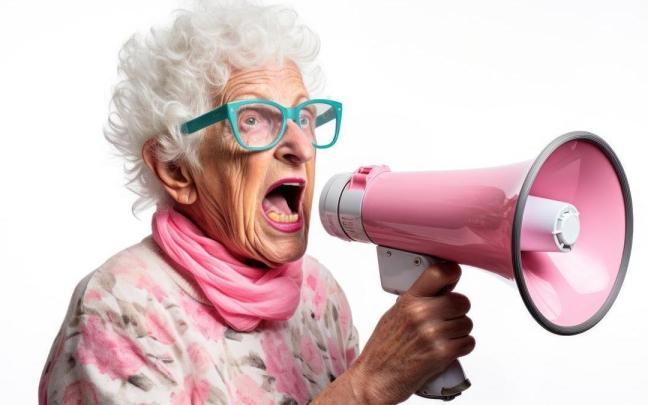 Una señora grita a través de un megáfono.