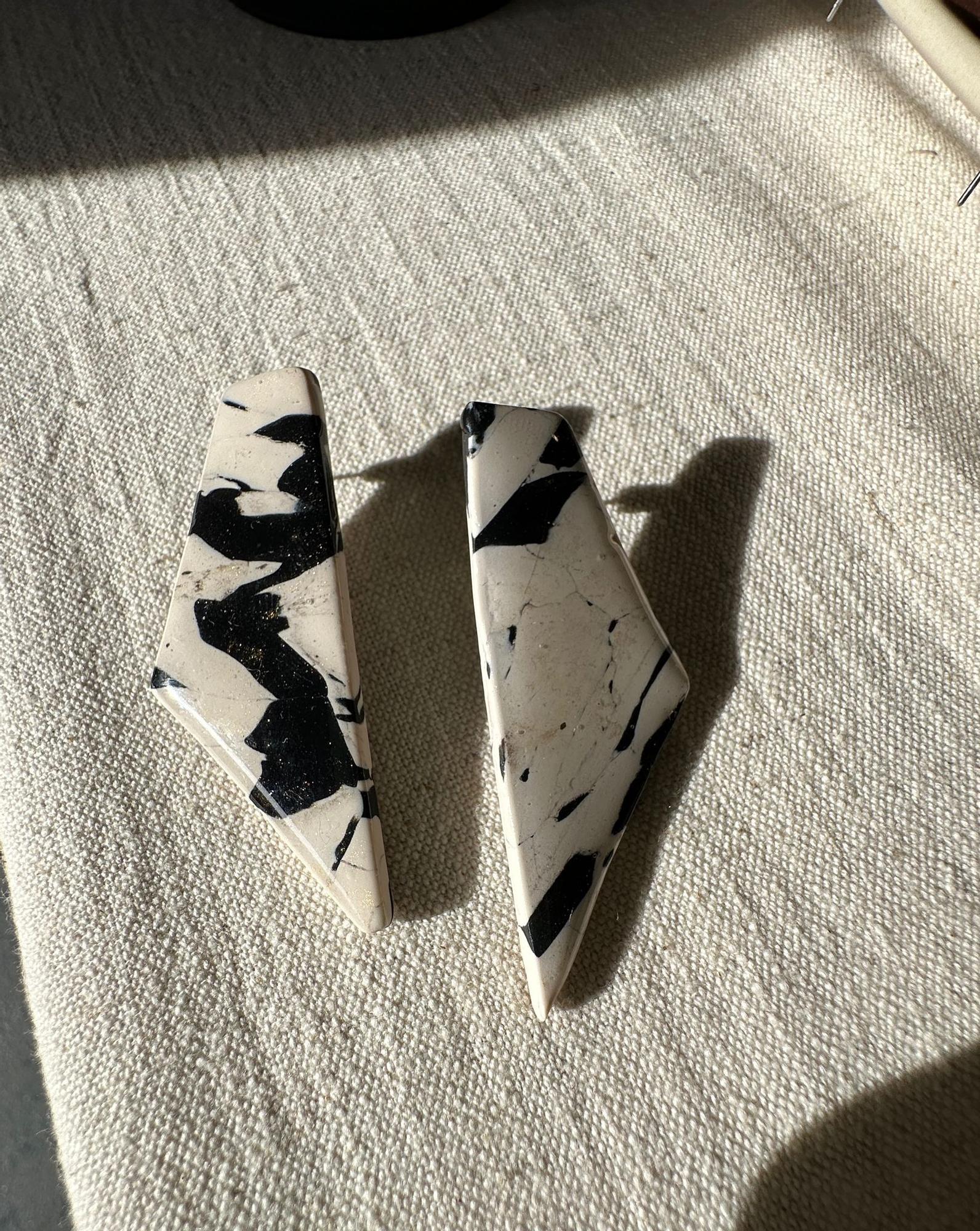 La joyería de Miara está hecha con arcilla polimérica.