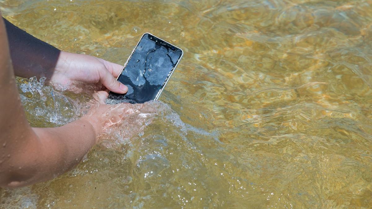 Móvil en el agua