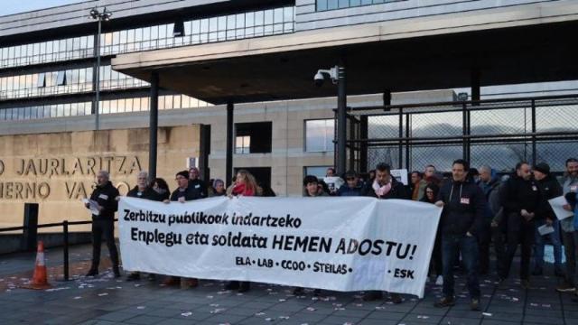 Piquetes informativos a la puerta de Lakua en Vitoria-Gasteiz con motivo de la huelga en el sector público vasco.