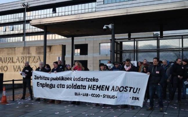 Piquetes informativos a la puerta de Lakua en Vitoria-Gasteiz con motivo de la huelga en el sector público vasco.