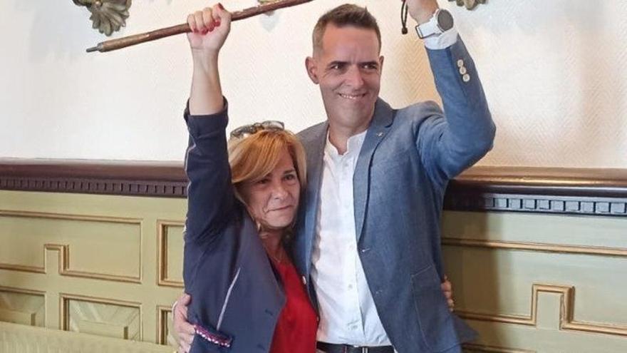 La alcaldesa de Mundaka, Sorne Rubio (EH Bildu) y Mikel Bilbao (Herritar Alternativa) durante la sesión de toma de posesión del Ayuntamiento.