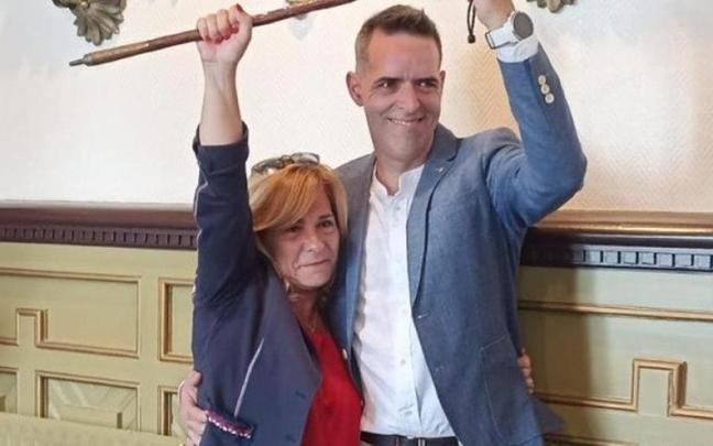 La alcaldesa de Mundaka, Sorne Rubio (EH Bildu) y Mikel Bilbao (Herritar Alternativa) durante la sesión de toma de posesión del Ayuntamiento.