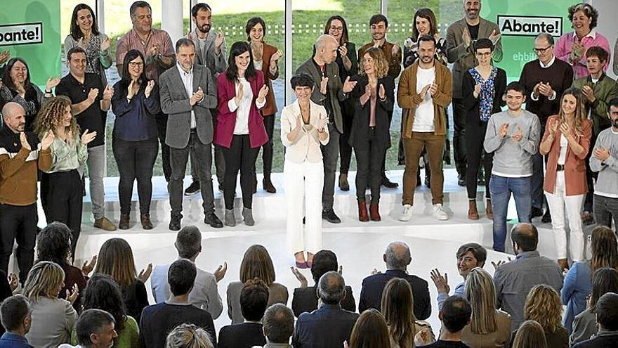 Iriarte y otros candidatos de EH Bildu ayer en Donostia. | FOTO: EFE