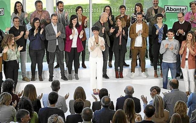 Iriarte y otros candidatos de EH Bildu ayer en Donostia. | FOTO: EFE