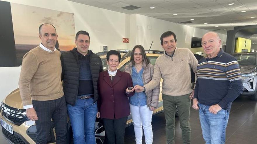 Francis Paino en la recogida del vehículo junto a sus hijos