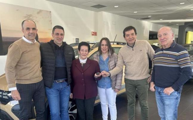 Francis Paino en la recogida del vehículo junto a sus hijos