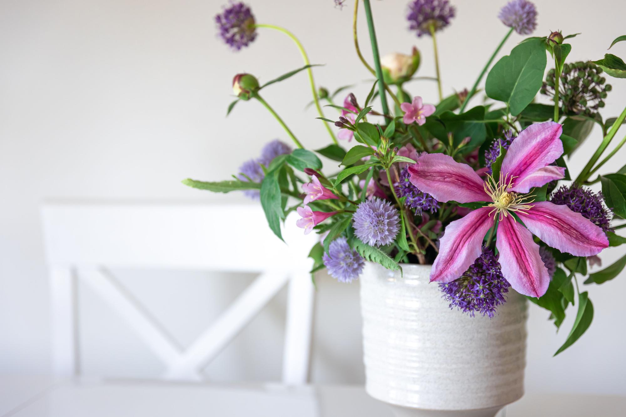 Maceta de una planta con flores.