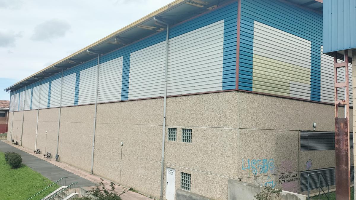 Tejado de la pistas de atletismo de Ortuella que deberá sustituirse