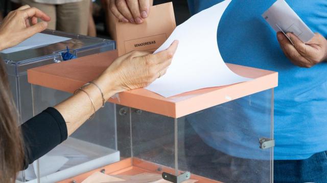 Una persona ejerce su derecho a voto durante las elecciones generales.