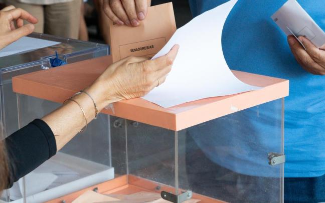 Una persona ejerce su derecho a voto durante las elecciones generales.
