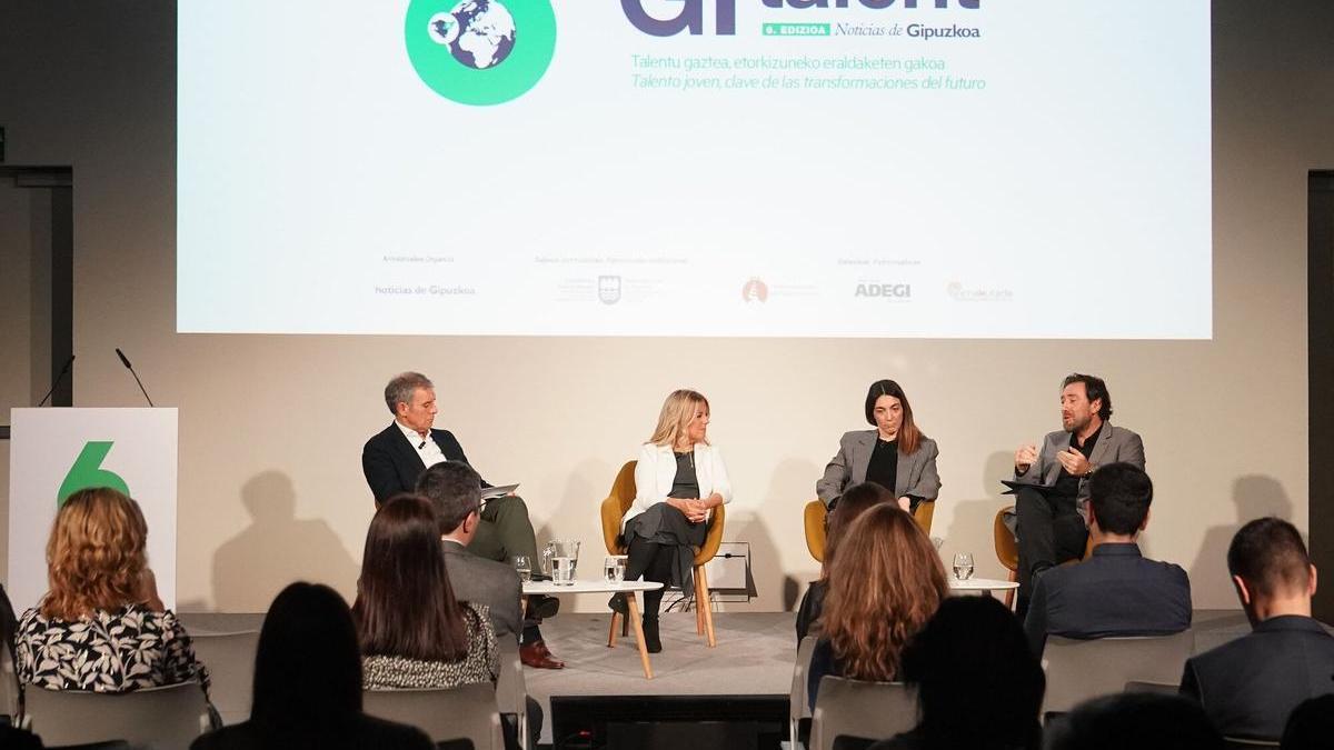 Mikel Sarriegi, Silvia Soto, Ioana Vadillo y Fernando Tapia analizaron los nuevos perfiles profesionales en la primera de las tres mesas que tuvieron lugar el pasado viernes.