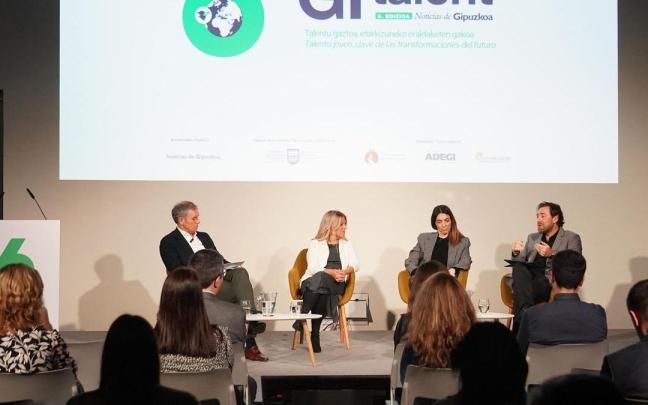 Mikel Sarriegi, Silvia Soto, Ioana Vadillo y Fernando Tapia analizaron los nuevos perfiles profesionales en la primera de las tres mesas que tuvieron lugar el pasado viernes.
