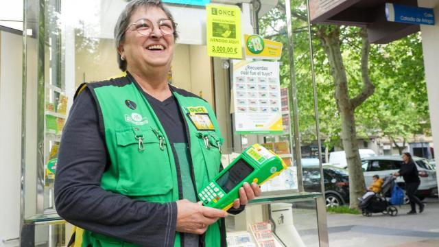 Su trabajo no solo consiste en vender cupones; también deja boletos en varios bares cercanos –ya sean diarios o del sorteo del Cuponazo del viernes– adaptándose a las necesidades del día a día. Y aunque cada jornada empieza / Jorge Muñoz Su trabajo no solo consiste en vender cupones; también deja boletos en varios bares cercanos –ya sean diarios o del sorteo del Cuponazo del viernes– adaptándose a las necesidades del día a día. Y aunque cada jornada empieza