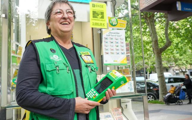 Su trabajo no solo consiste en vender cupones; también deja boletos en varios bares cercanos –ya sean diarios o del sorteo del Cuponazo del viernes– adaptándose a las necesidades del día a día. Y aunque cada jornada empieza / Jorge Muñoz Su trabajo no solo consiste en vender cupones; también deja boletos en varios bares cercanos –ya sean diarios o del sorteo del Cuponazo del viernes– adaptándose a las necesidades del día a día. Y aunque cada jornada empieza