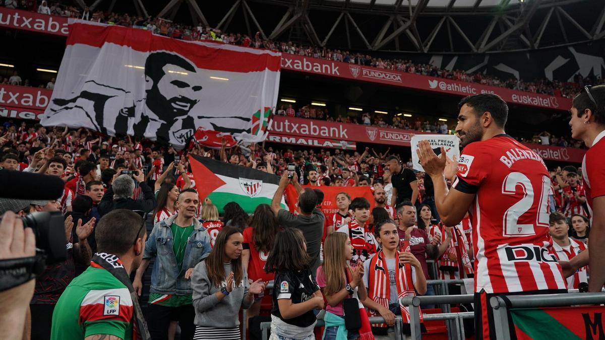 Mikel Balenziaga se despide de la afición del Athletic en San Mamés.