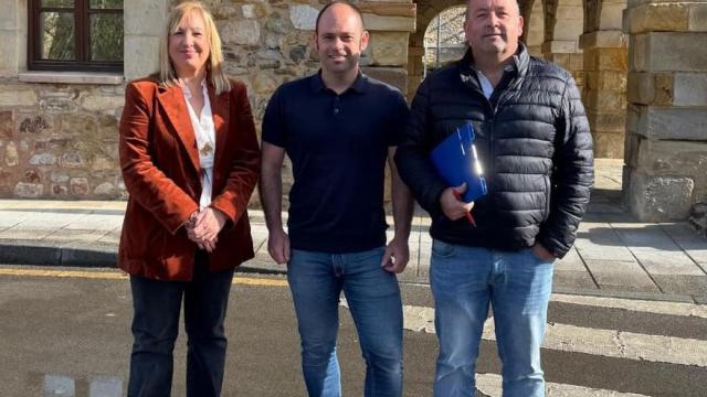 La teniente de alcalde Edurne Maguregi, el alcalde Mikel Urrutia y el concejal de Deportes Rafa Bilbao.