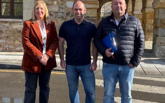 La teniente de alcalde Edurne Maguregi, el alcalde Mikel Urrutia y el concejal de Deportes Rafa Bilbao.
