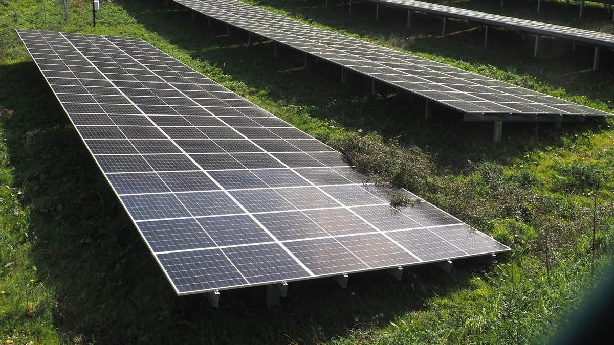 Vista de una planta de paneles solares perteneciente a una comunidad energética constituida en Urola Erdia