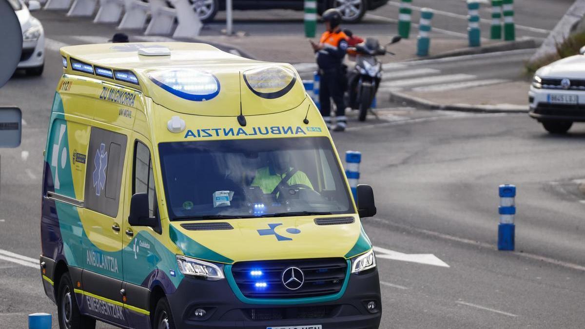 La ambulancia traslada a Álex García al hospital de Cruces.
