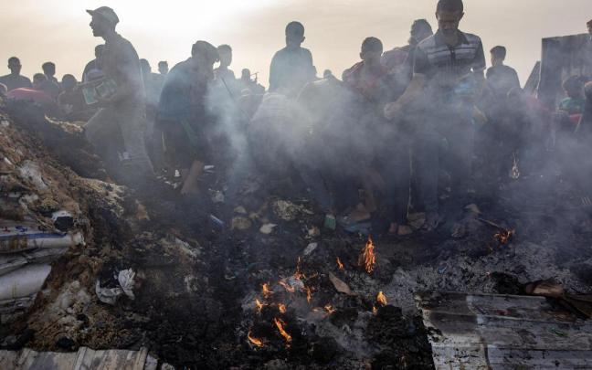 Fotografía de archivo de palestinos inspeccionando los daños tras una incursión del Ejército israelí en un campamento de desplazados