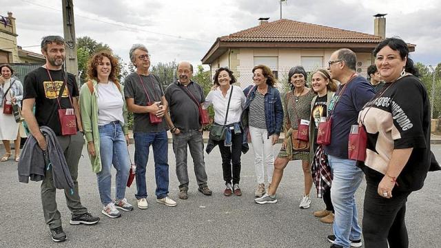 La parlamentaria de EH Bildu Nerea Kortajarena en el centro, en la Fiesta de la Vendimia. | FOTO: EFE
